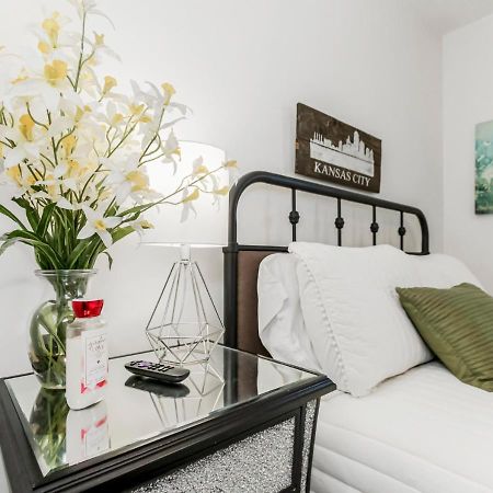 Becky & Marvels 420 Stay - Private Room Kansas City Exterior photo